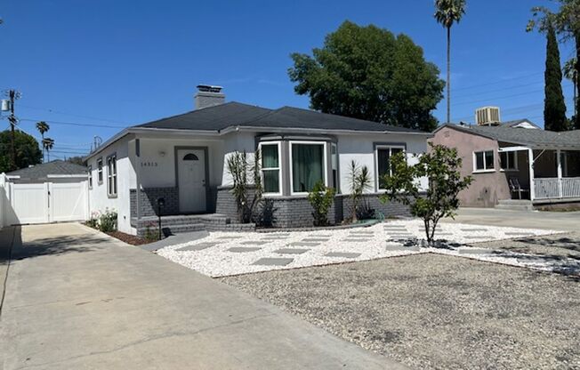 *Special $500 Off The First Month's Rent * Beautiful Pool Home in Prime Van Nuys Location