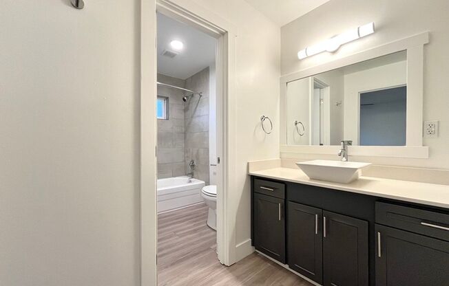 1 bed, 1 bath, 555 sqft, $1,295, Unit 9