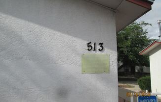 513 Candelaria Rd NW