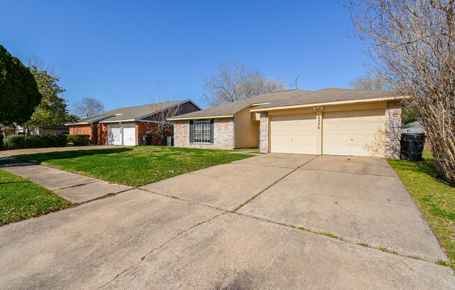 Great 3 bed/2 bath Rental House with Yard in Southwest Houston !