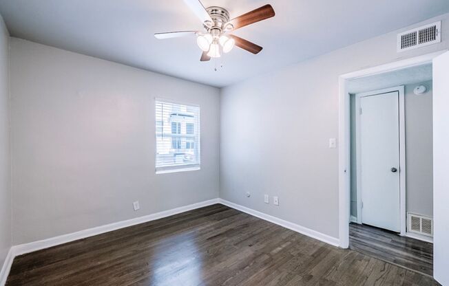 2 beds, 1 bath, 850 sqft, $1,250, Unit 00-E8