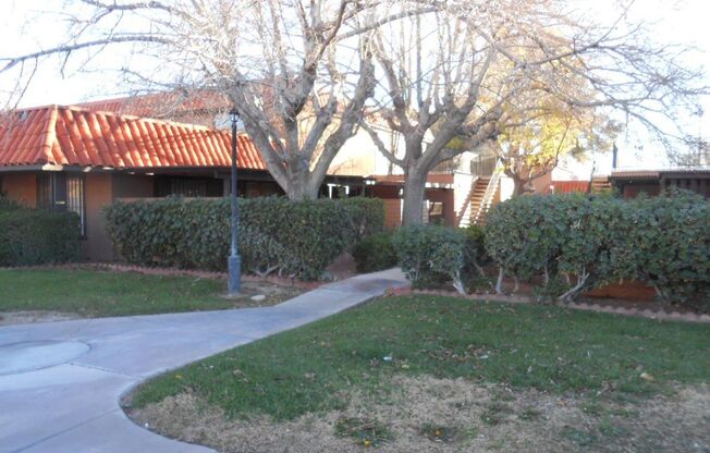 2nd Floor 2 bedroom Condo Near 95/Torrey Pines