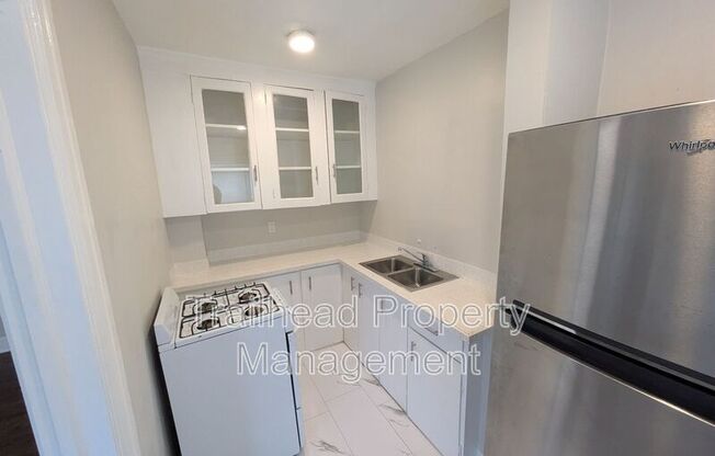 1605 W 37 ST