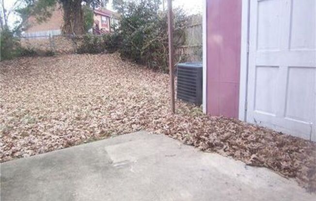 Henrico County Townhouse! 3 beds, 1.5 bath, central laundry, HVAC, parking, all electric!