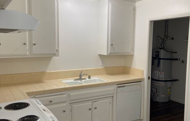2 beds, 1 bath, 900 sqft, $1,400, Unit Unit D