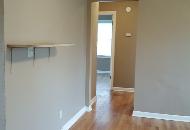 2 beds, 1 bath, $995