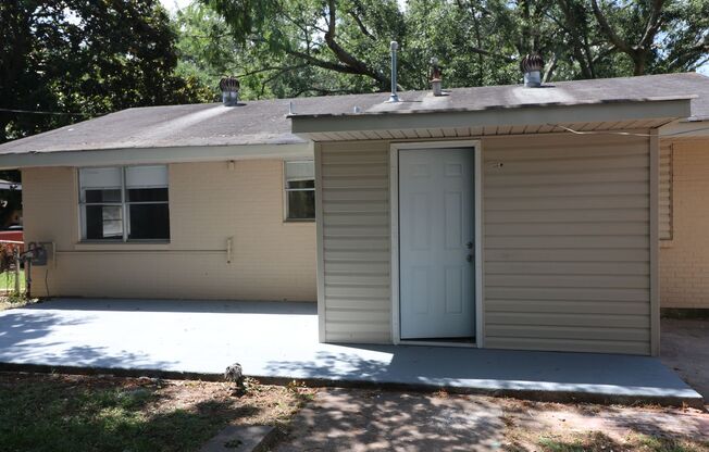 3 beds, 1 bath, $1,095