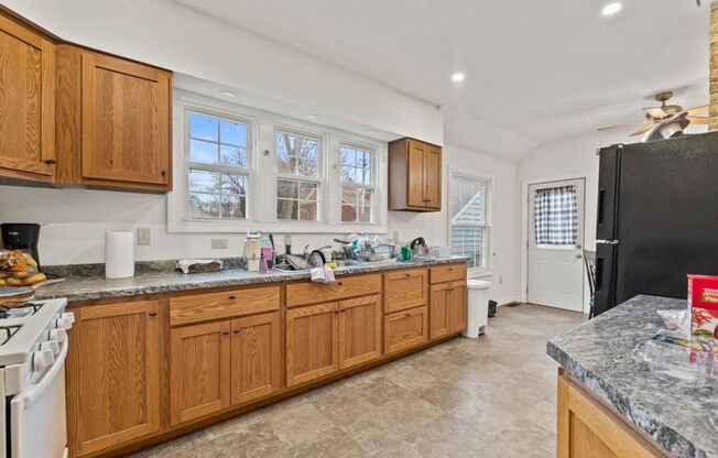 Rare Kenwood townhome, Across from Campus