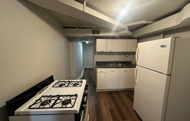 2 beds, 1 bath, $800, Unit 5