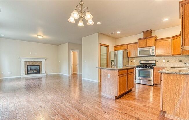 Meticulously maintained fully air conditioned 3 bedroom and 3 bath house in Serrano Community!