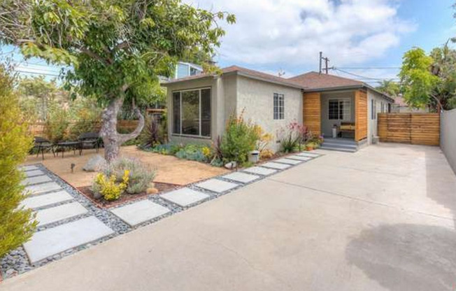 Beautifully Remodeled Home in Fantastic Westside Village/Palms location