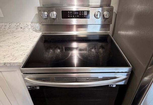 2 beds, 1 bath, 855 sqft, $1,049, Unit 3370-11