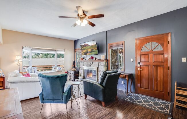 Charming 3 bed, 2 bath Craftsman Cottage in the Heart of Oak Grove