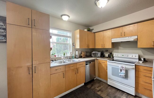 Charming 3 Bed, 2.5 Bath Townhome in SE Portland!! Washer & Dryer, Lovely Kitchen, and Garage!!