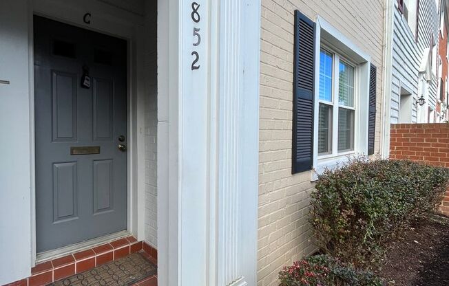 Charming 2BR, 1BA Townhouse-Style Condo in Arlington