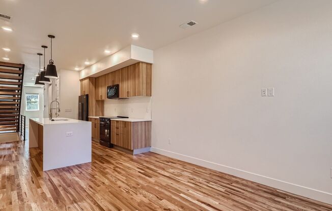 3 beds, 3.5 baths, $3,800, Unit 2887 Fairfax St