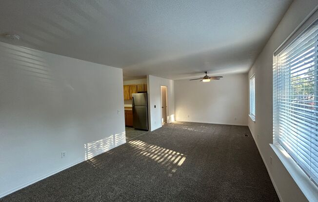 1073 NE HIDDEN VLY DR