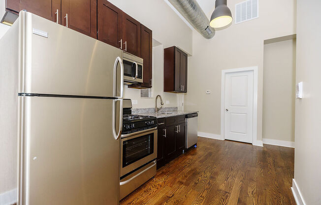 Top Floor Renovated 2 Bed / 1 Bath with Lofted Ceilings!