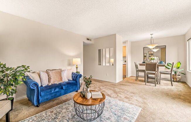 2 Bedroom 1 Bathroom Lakeside Unit!