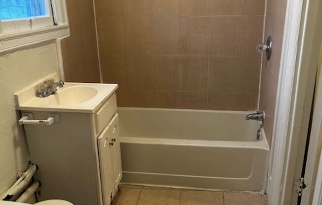 Studio, 1 bath, $825, Unit 409 WALNUT ST- UNIT# 9