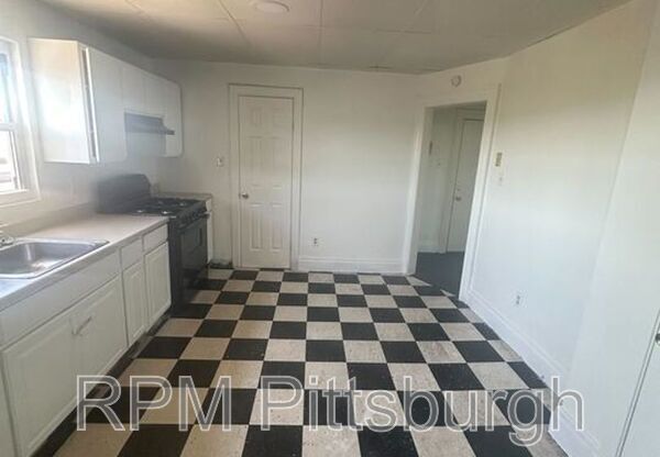 2 beds, 1 bath, $1,300