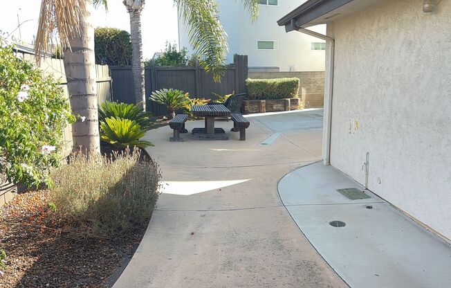 3BD/2BA, Large Rooms, Patio!