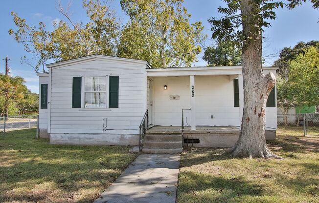 2 bed, 1 bath in great location - move in ready!