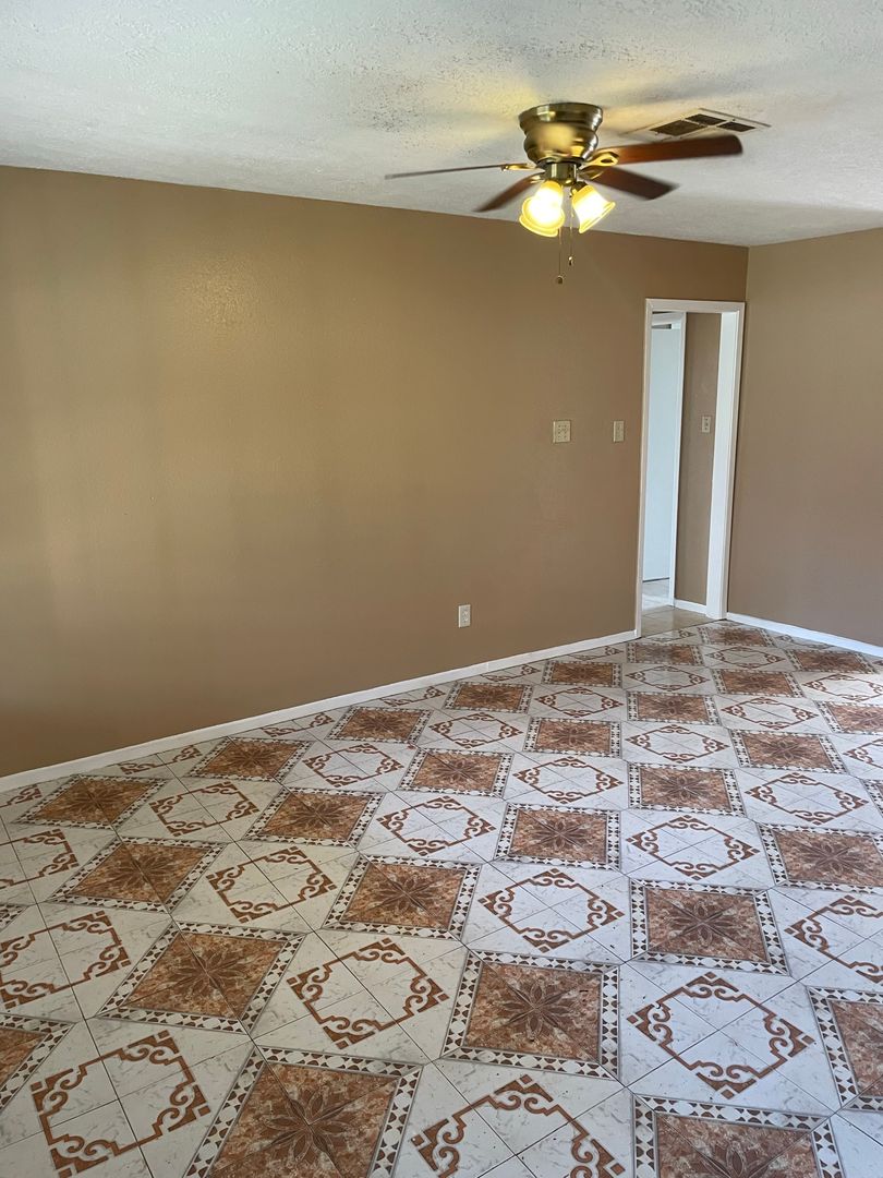 3bd 1.5 bath 1 car garage home near Hiram Clarke and 2234