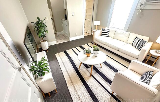 Downtown Living! 1 BD, 1 BA In the Heart of the City! Heat Paid!