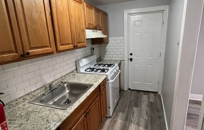 2 beds, 1 bath, $1,300