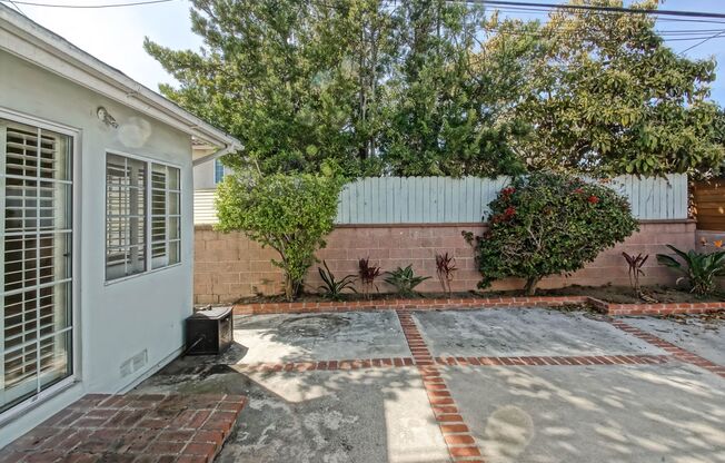 REMODELED, BRIGHT & AIRY, 4BR3BA HOME W/ GATED DRIVEWAY, 2-CAR GARAGE, FRONT & REAR YARDS CLOSE TO SCHOOLS, SHOPPING, FREEWAY ACCESS & 10 MINS TO BEACH!