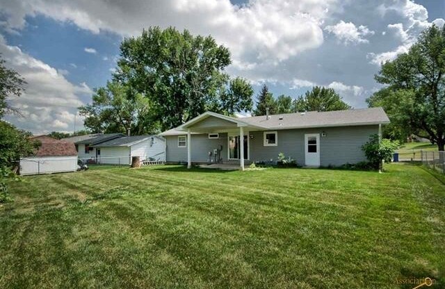 3 BEDROOM + BONUS ROOOM | 2 BATH | HOUSE | SOUTH