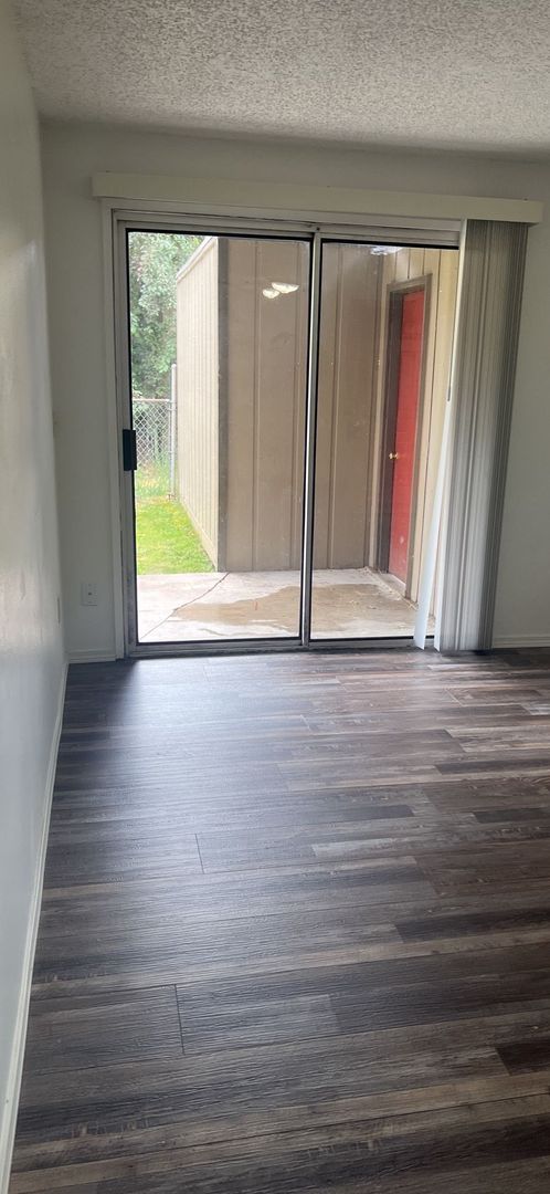 4262-3t - 714-728 NE Savage