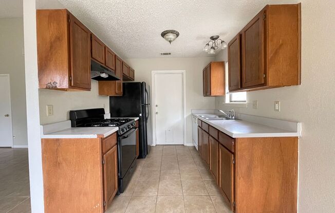 3 beds, 2 baths, $1,100