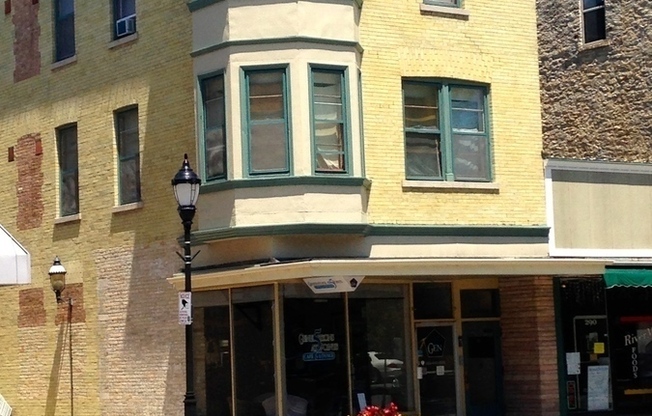 292 W Main St