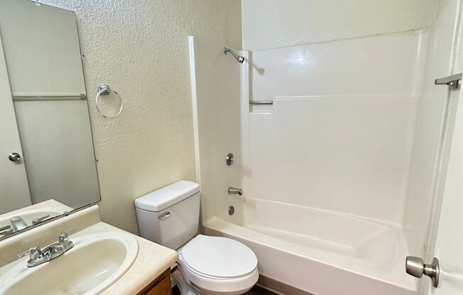 2 beds, 1 bath, $1,300, Unit Apt 16