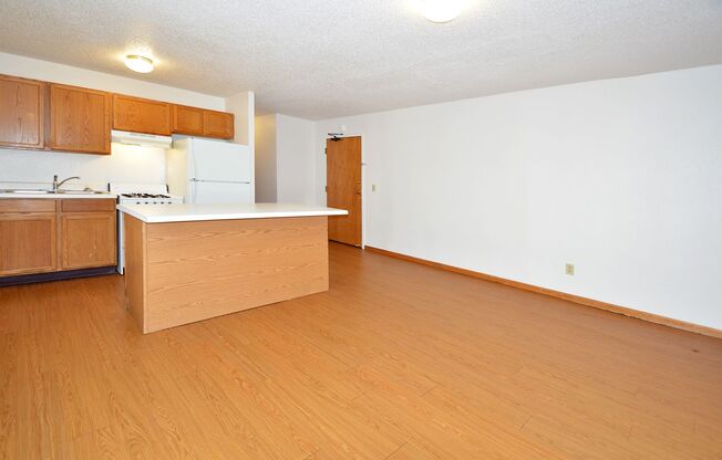 2 beds, 1 bath, 725 sqft, $1,215, Unit 1 - 23