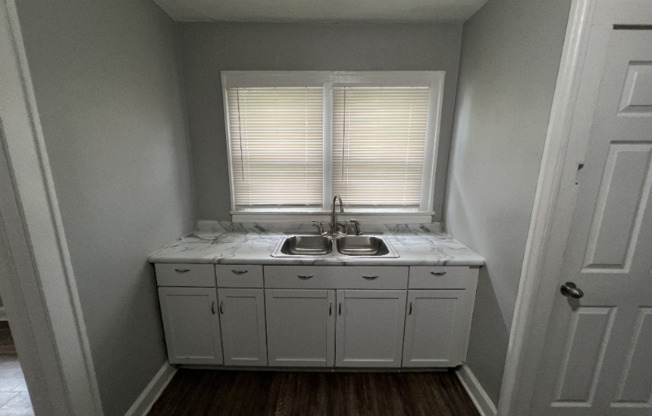 451 W 28 ST