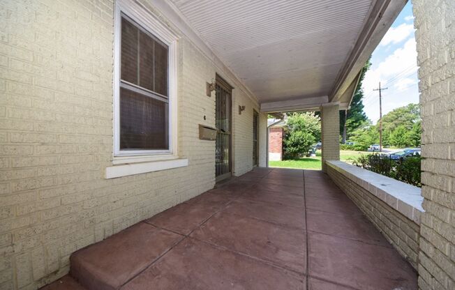 Great 3 bed, 1 bath near University of Memphis and Memphis Botanic Garden.
