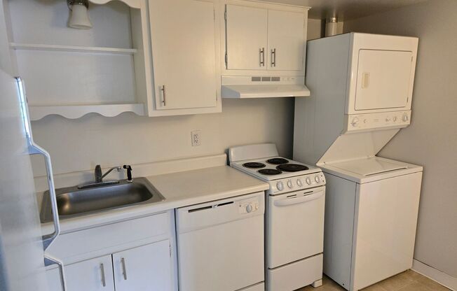 2 beds, 1 bath, 780 sqft, $1,625, Unit D06