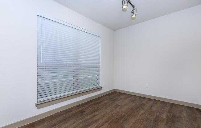 2 beds, 1 bath, 850 sqft, $1,106