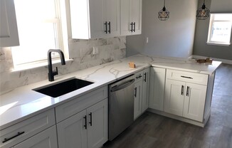 33 W HOFFMAN AVE