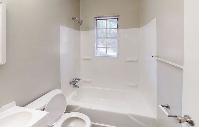 2 beds, 1 bath, 770 sqft, $1,100, Unit K1