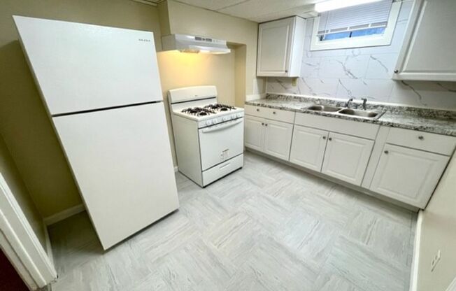 1 Bedroom Apartment Downtown w/ Bonus Room - Utilities Included!