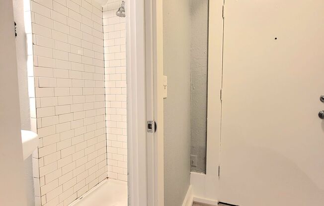 Studio, 1 bath, 275 sqft, $1,300, Unit B4