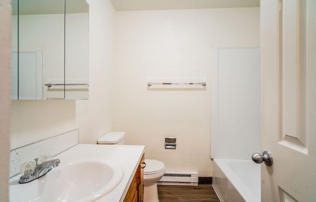 2 beds, 1 bath, 800 sqft, $1,175, Unit 819