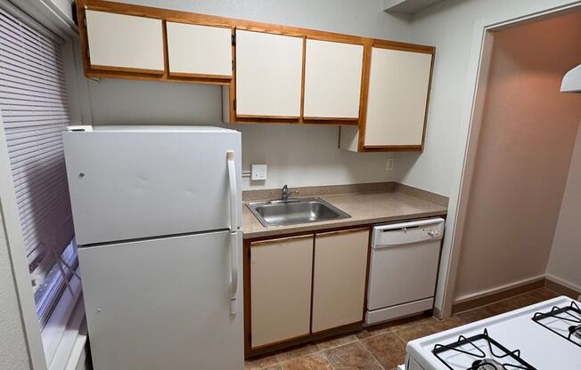 2 beds, 1 bath, 750 sqft, $1,100, Unit 9