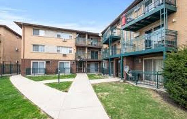 3830-3832 W 63rd (West Lawn)