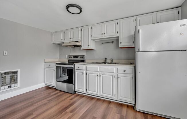 2 beds, 1 bath, $1,600, Unit #B