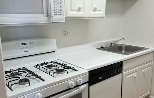 1 bed, 1 bath, 768 sqft, $1,450, Unit Royal York 809